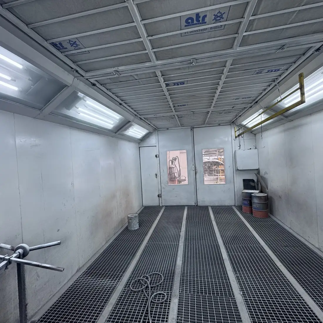 Interior de la cabina de pintura de Freimanautos en Bogotá